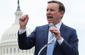 Murphy criticou Trump por não destituir Maduro, agora chamando a prisão de ilegal