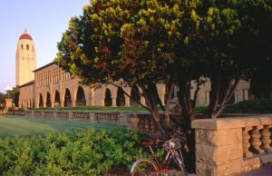 O curso de redação de Stanford contém conteúdo anti-ICE; O show está sob escrutínio