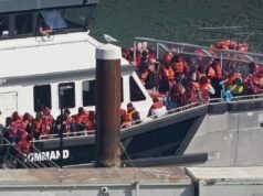 Mais de 1.000 migrantes chegam ao Reino Unido após cruzarem o Canal da Mancha durante a atual onda de calor