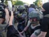 Spray de pimenta e ossos quebrados: por dentro da batalha no centro de detenção do ICE