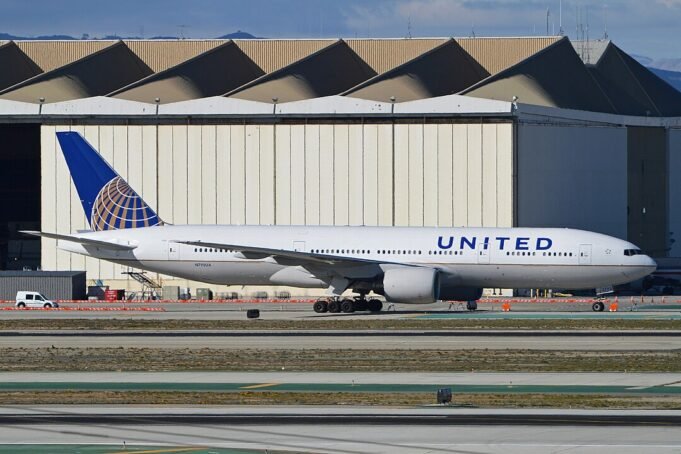 1080px-Boeing_777-222_N795UA_United_Airlines_14332204454.jpg