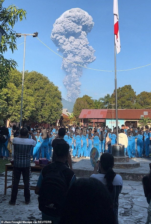 108461677-15805911-People_watch_as_smoke_rises_after_the_eruption_of_Mount_Dukono_i-m-1_1778434990498.jpg