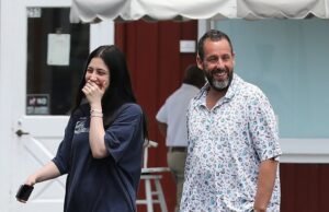 Slim Adam Sandler, 59, mostra incrível perda de peso enquanto estava em Los Angeles depois de escrever uma música sobre Ozempic