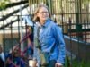 Jodie Foster, 63, usa muletas com a esposa em um raro passeio em Nova York, gerando problemas de saúde