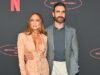 Jennifer Lopez fica extremamente sedutora com Brett Goldstein, co-estrela de ‘The Office’, depois de ‘ficar confortável’ no set