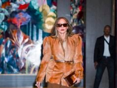 As travessuras de Jennifer Lopez enquanto esperava os fãs ‘encenarem’ uma caminhada para os paparazzi ridicularizados