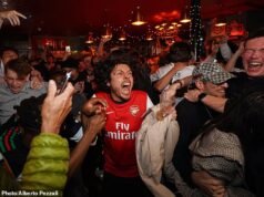 Os torcedores do Arsenal pintaram o norte de Londres de vermelho para comemorar seu primeiro título da Premier League em 22 anos.
