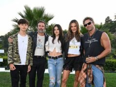 Alessandra Ambrosio posa pela primeira vez com o ex-noivo, os filhos adolescentes e o novo namorado
