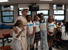 A estrela da música latina Lenny Tavárez troca o palco por uma sala de aula no Harlem para uma visita comovente com crianças de Nova York