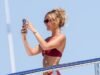 Bella Hadid fica com um minúsculo biquíni vermelho enquanto aproveita o sol em um iate de luxo em St.
