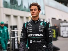 Um furioso George Russell dispara violentamente seu equipamento da cabine em um colapso na pista depois de sofrer uma dramática saída precoce no GP do Canadá.