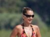 Bella Hadid mostra a figura de uma supermodelo em um maiô colorido antes de embarcar em um jet ski durante as férias em St Tropez