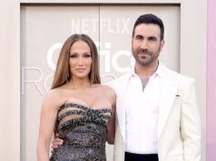 A co-estrela de ‘The Office’ Brett Goldstein parece cavalheiresca na estreia, o visual de Jennifer Lopez diz tudo