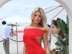 Brooks Nader evitou por pouco tirar o vestido vermelho Baywatch quando ele rasgou enquanto brincava no oceano selvagem de Miami com sua irmã
