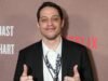 Pete Davidson elogia as habilidades ‘sobre-humanas’ da ex-namorada Kim Kardashian… quase quatro anos após a separação