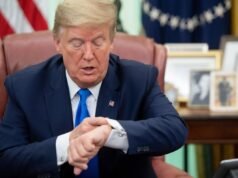 Esposa de apoiador do MAGA ‘em lágrimas’ após grande erro ortográfico no relógio da marca Trump que ele comprou para ela