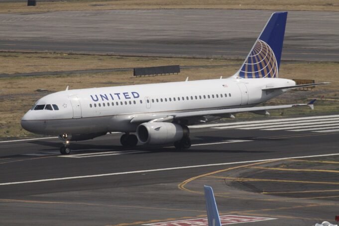 1620px-N838UA_Airbus_A319_UNITED_7635561684.jpg