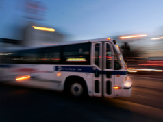 Califórnia explora ônibus expresso inovador para conectar grandes cidades