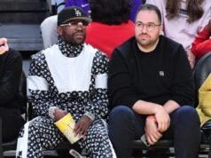 O campeão de boxe Floyd Mayweather Jr. acusa a consultora de negócios Jona Rechnitz de roubar US$ 175 milhões em dinheiro, joias e aviões