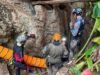 Cinco moradores do Laos foram encontrados vivos depois de ficarem presos em uma caverna inundada por mais de uma semana, disseram as equipes de resgate.