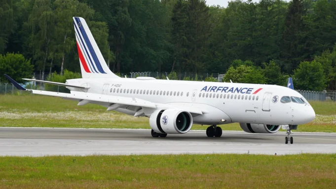 1920px-Hamburg_Airport_Air_France_Airbus_A220-300_F-HZUC_DSC03896.webp.webp