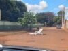 Moradores fazem placas em buracos com cadeiras de praia