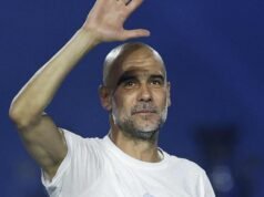 Pep Guardiola é recebido por Michael Jordan na festa de despedida do Man City