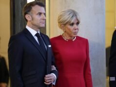 Brigitte dá um tapa em Emmanuel após ver mensagem de texto da atriz