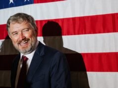 Thomas Massie se recusa a descartar a candidatura presidencial de 2028 após derrota nas primárias