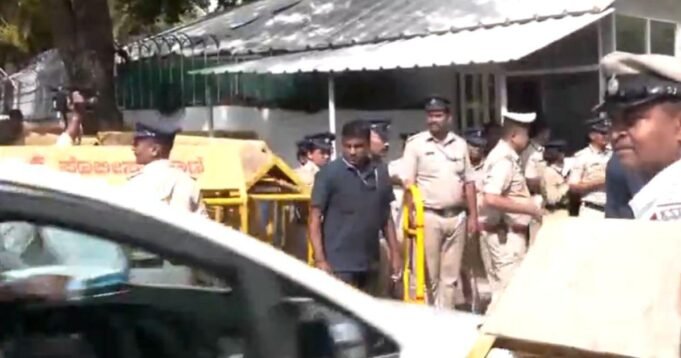 28shivakumar-reaches-siddaramaiah-residence.jpg