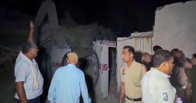 31delhi-building-collapse-1.jpg
