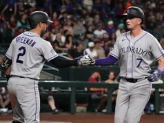 Rockies 1B TJ Rumfield deixa o jogo com uma contusão na mão direita após ser atingido por um arremesso