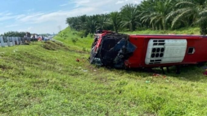6a01701915542-bus-halmahera-terbalik-dan-keluar-dari-jalur-tol-jasamarga-kuala-namu-tol-jmkt-tepatnya-di-km-63200-desa-sei-sejenggi_gemini_1265_711.jpg