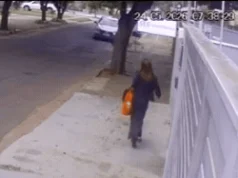 Carro perde controle sobre pedestres em Campo Grande