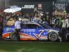 Daniel Suarez obtém vitória surpreendente na Coca-Cola 600 encurtada pela chuva com defesa heróica