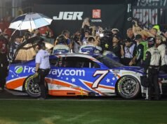 Daniel Suarez obtém vitória surpreendente na Coca-Cola 600 encurtada pela chuva com defesa heróica