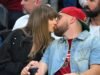 Travis Kelce bebe cerveja durante a reação de Taylor Swift ao jogo Cavs-Knicks