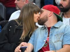 Travis Kelce bebe cerveja durante a reação de Taylor Swift ao jogo Cavs-Knicks