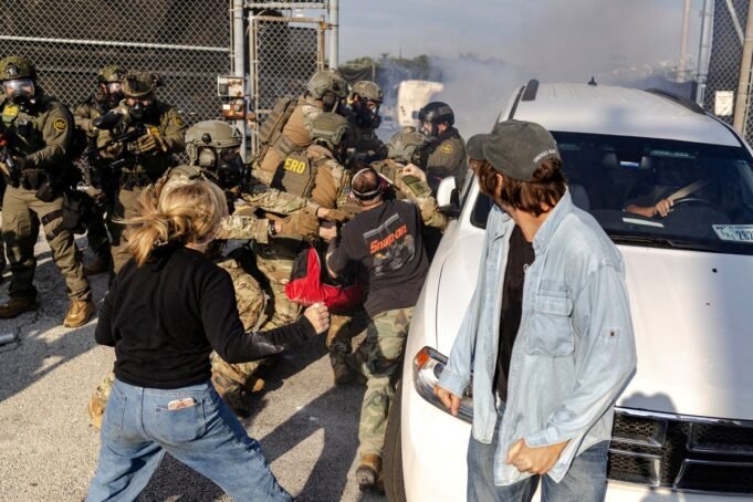 Federal-agents-clash-with-protesters-at-the-Broadview-IL-ICE-detention-center-84lqlt3s.jpeg