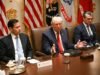 Enquanto as negociações de paz com o Irã estagnam, Trump organiza uma rara reunião do Gabinete de Camp David que inclui a saída de Tulsi Gabbard