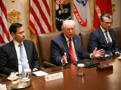 Enquanto as negociações de paz com o Irã estagnam, Trump organiza uma rara reunião do Gabinete de Camp David que inclui a saída de Tulsi Gabbard
