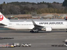 Um 767 da Japan Airlines faz um pouso de emergência após um pneu estourar durante a decolagem