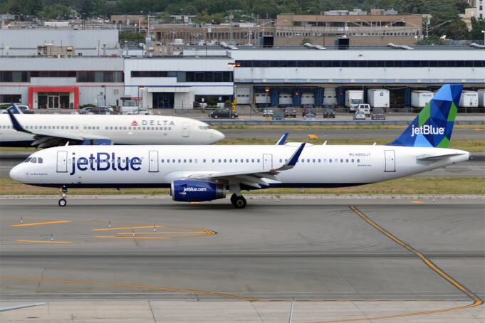 JetBlue_Airways_N950JT_Airbus_A321-231_19994379418.jpg