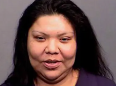Mãe acusada de matar seu filho de 16 meses e esconder seu corpo no freezer por semanas