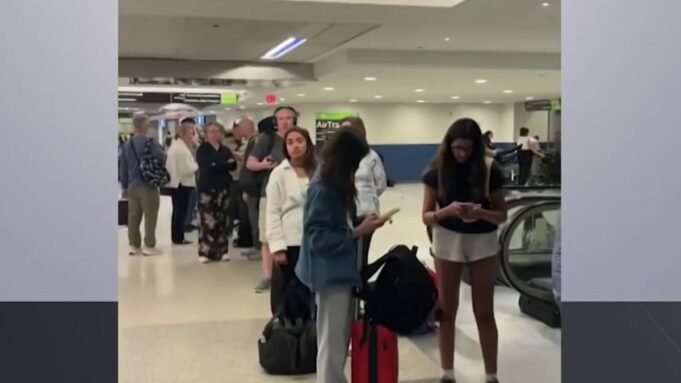 Passengers-stranded-for-hours-aboard-planes-on-tarmac-at-Newark-Airport-during-storms.jpg