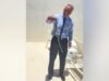 RFK Jr. pegou uma cobra preta com as próprias mãos no pátio do Dr.
