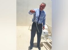 RFK Jr. pegou uma cobra preta com as próprias mãos no pátio do Dr.