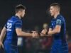 Tubarões olham para o meio-mosca irlandês