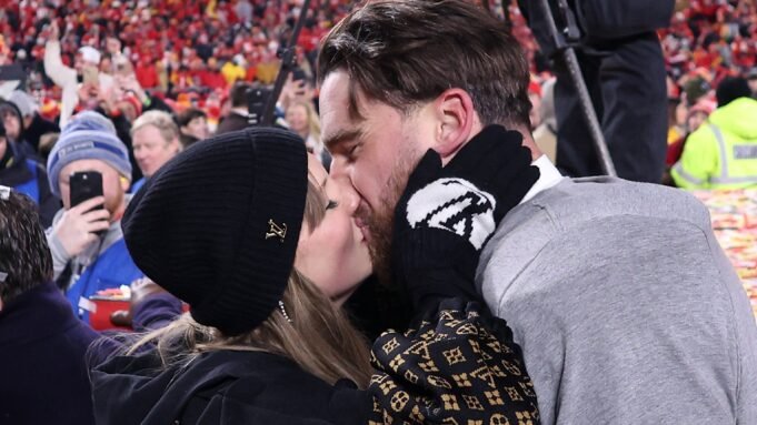 Taylor-Swift-Travis-Kelci-Kiss.jpg