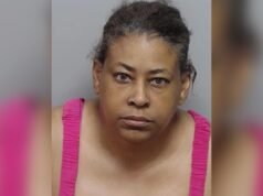 Uma professora de pré-escola do Texas é acusada de apontar uma arma para um motorista durante um confronto na estrada